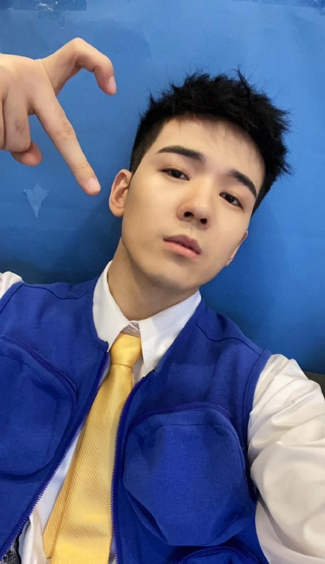 仝卓风波后高调本性不改,晒视频高歌《我的祖国》,疑为复出铺路