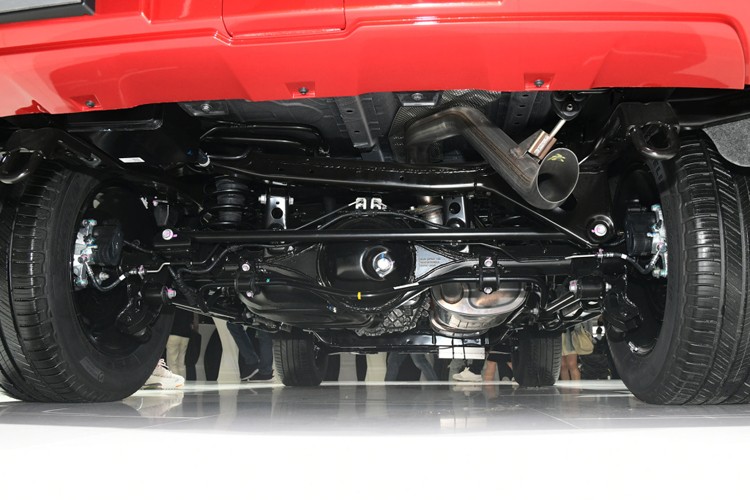 传动系统方面,与发动机匹配的是8at变速箱,并提供适时四驱和分时四驱