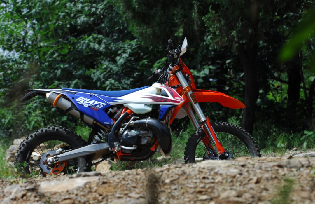 激情林道——试驾ktm 300 exc tpi 6days版