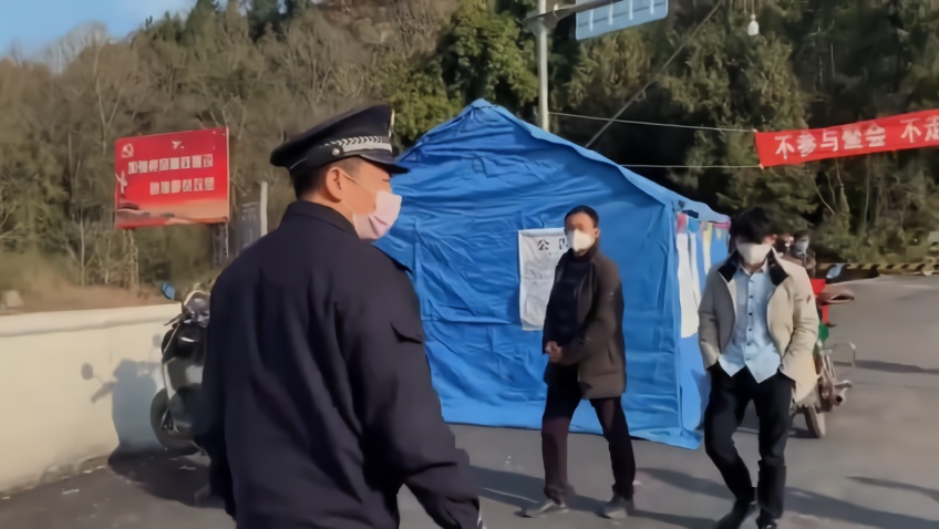 民警强忍母亲去世悲痛坚守抗疫一线，下葬当天赶回家磕头送行