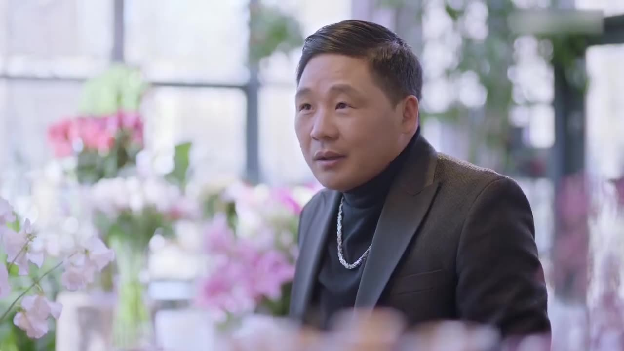 一个送情人,女老板这眼神绝了 01:44 打开app阅读 谭四想要给静秋送花