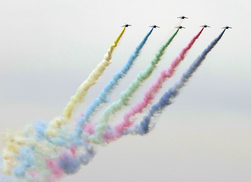 日本群众等待奥运火炬到达特技飞行队空中彩烟画奥运五环