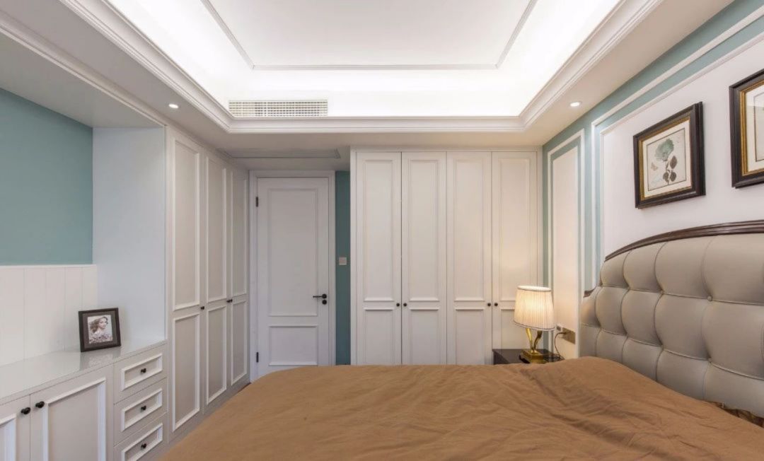 床尾处配有大面积的系统柜,储物容量大,可以媲美独立的衣帽间.