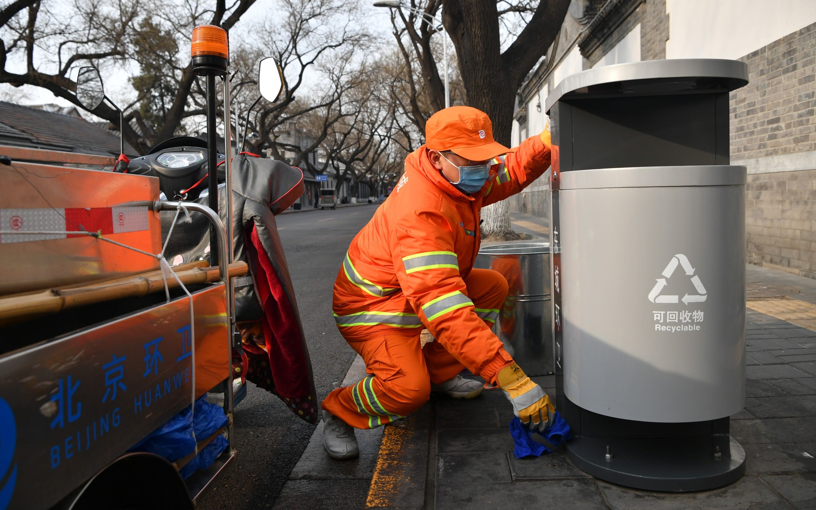 疫情中的北京环卫工人城市清道夫永不掉线