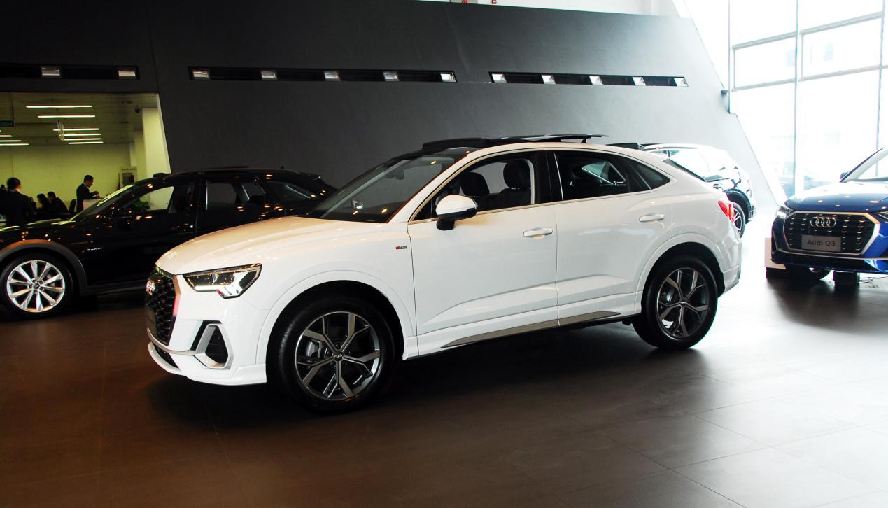 30万的豪华轿跑suv除了颜值还有什么奥迪q3轿跑到店实拍