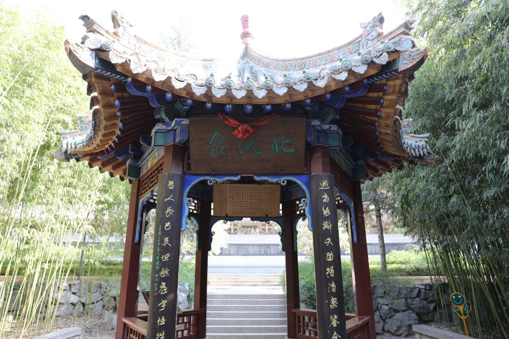 成为华夏儿女内心深处的 一种"精神图腾" 位于秦州城北山的隗嚣宫遗址