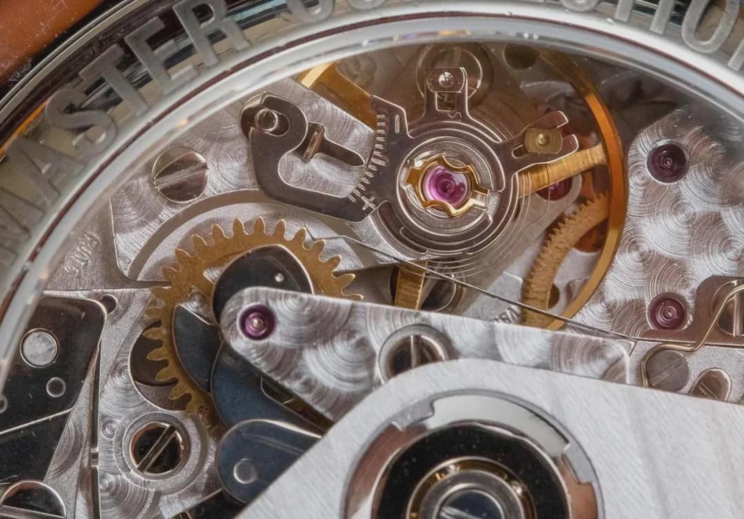 浪琴对于7751机芯家族来说也不是生人,用这款机芯也有些年头了,美学与