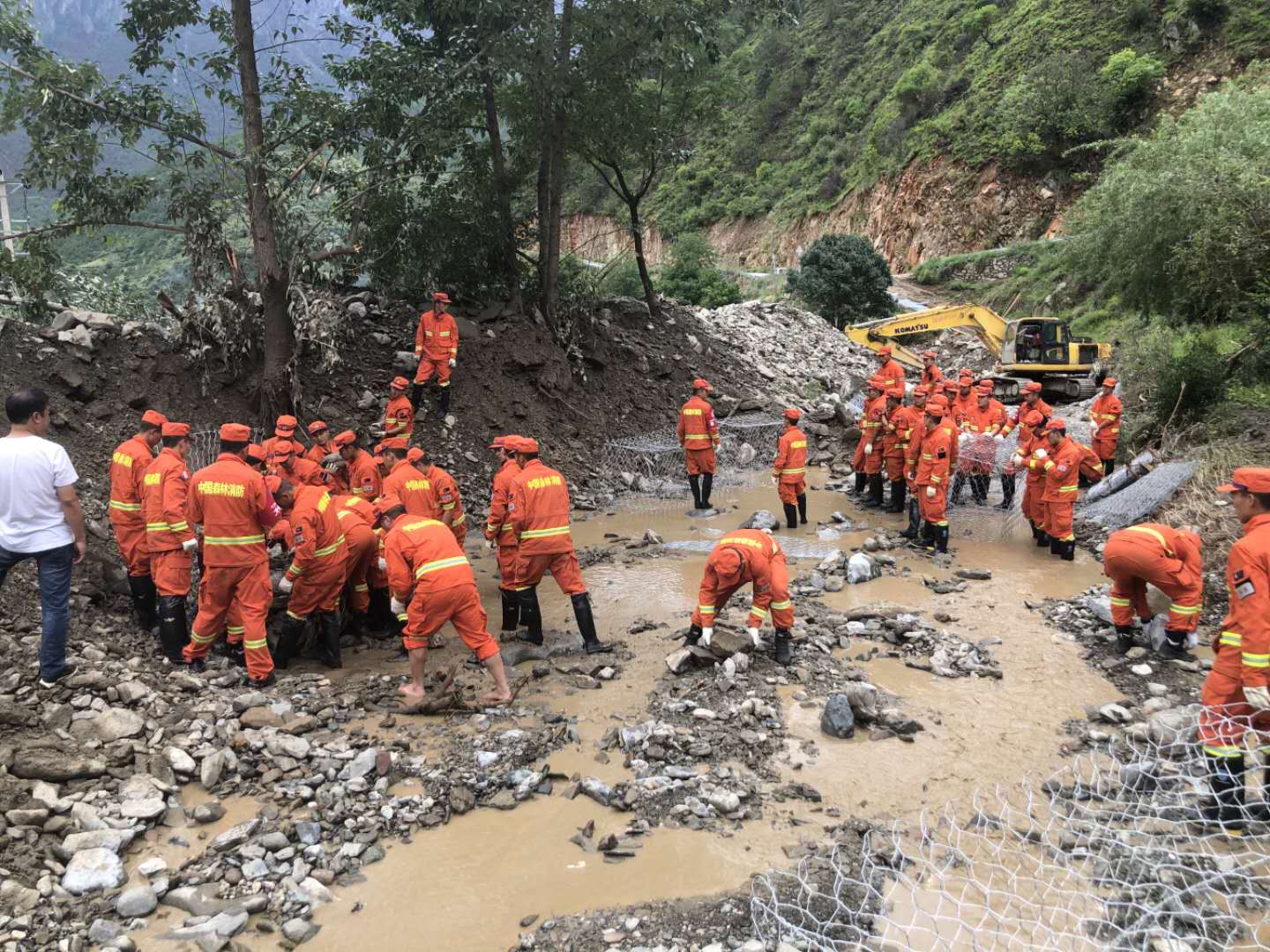 四川木裡一村莊山體滑坡道路中斷,森林消防緊急搶險救援__鳳凰網