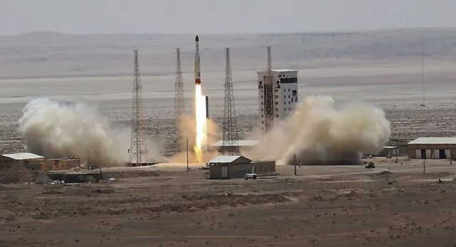 这颗卫星使用伊朗本国研发的两极运载火箭发射,卫星准确进入了距离