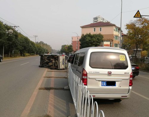 沈阳一面包车被轿车晃到失控翻车.