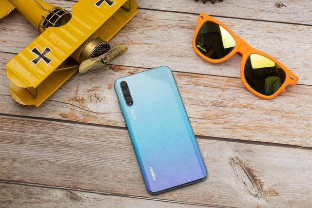 6.3英寸炫彩全面屏 华为畅享10s造就你的"私人影院"