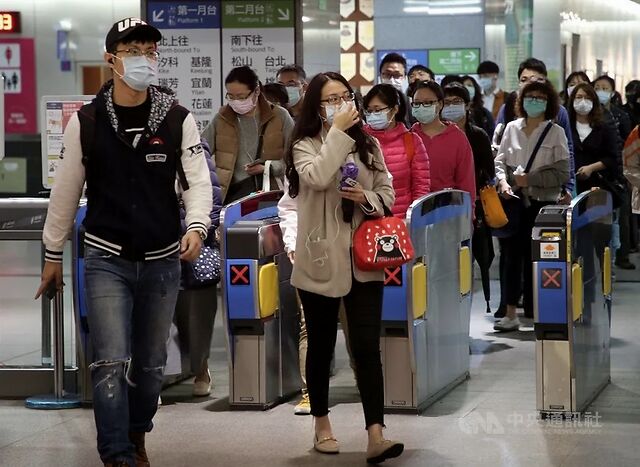 台湾疫情形势严峻 民众不戴口罩搭乘大众交通工具最高将被罚1.
