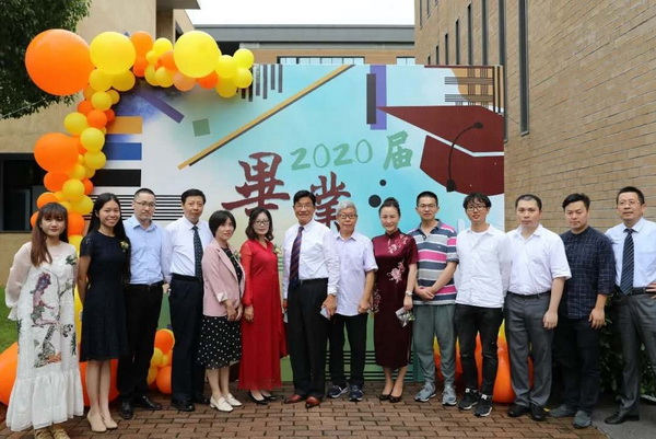 黄玉峰在学生毕业典礼上与家长合影