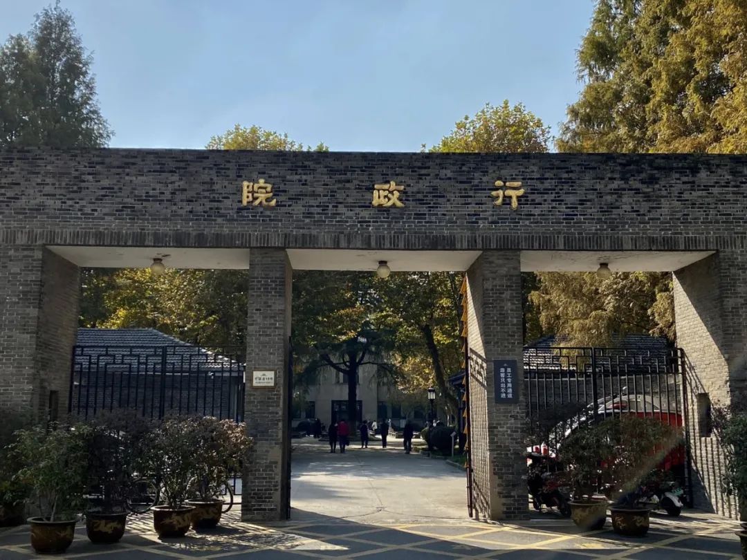 长大的,墙上写着自己重新填词的 《刀光剑影》:红庙一向我大晒,我玩