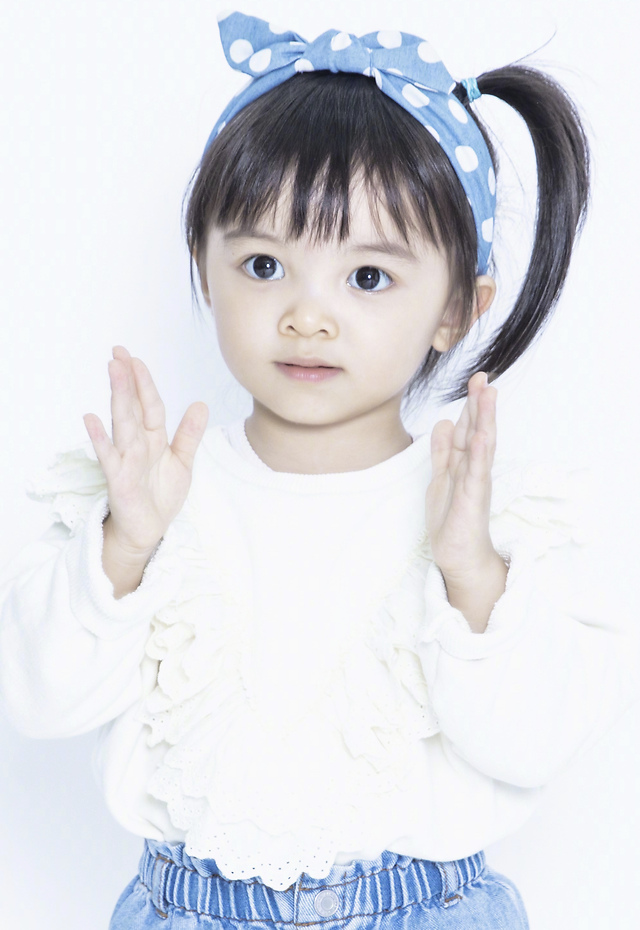 熊黛林俩女儿过生日,晒姐妹花美照庆生,虽是双胞胎长相却差太远