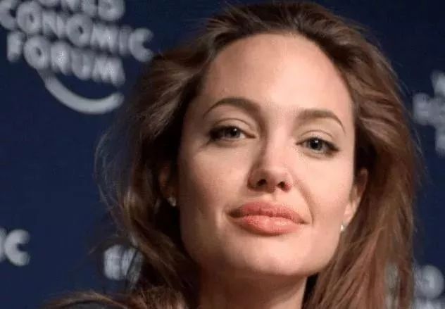 但是我们看到在这些照片当中,并不是单纯的将自己化妆成安吉丽娜