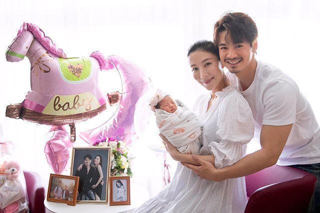 40岁杨怡产后半月抱女儿出镜，幸福全写在脸上