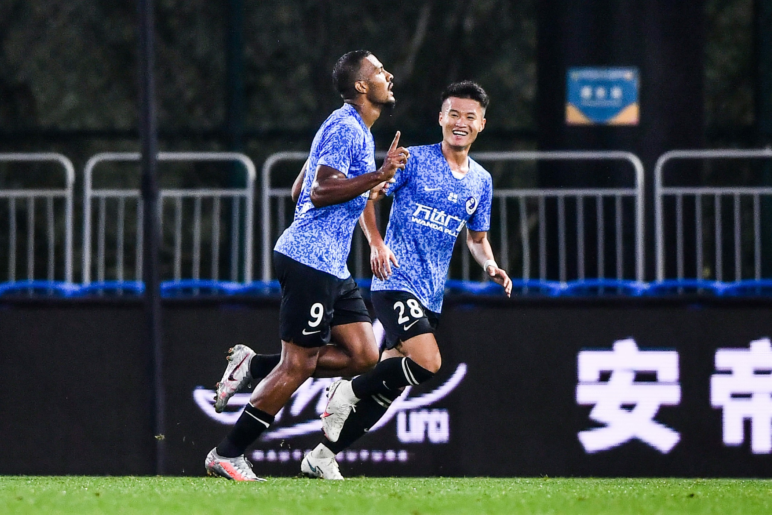 半场龙东世界波杨旭林良铭中柱大连10申花