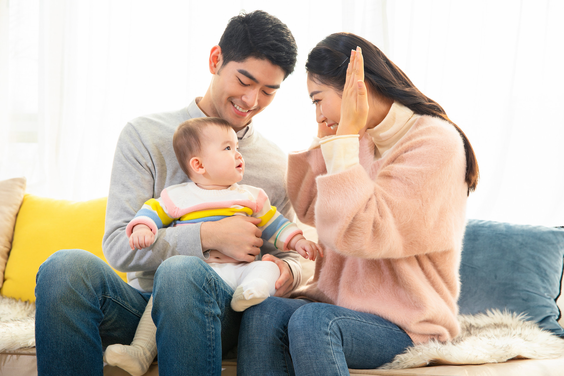 别说宝宝太小没得玩，12个适合1岁以下宝宝的亲子游戏，拿走不谢__凤凰网