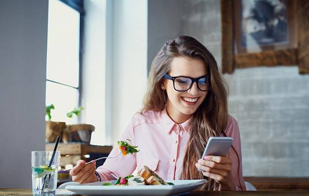 一边吃饭一边刷手机容易                    利于控制体重