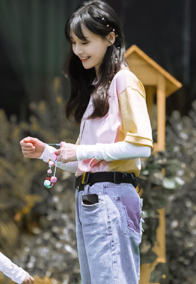 郑爽综艺路透曝光,高温下套装搭超长雨靴,造型全靠颜值撑