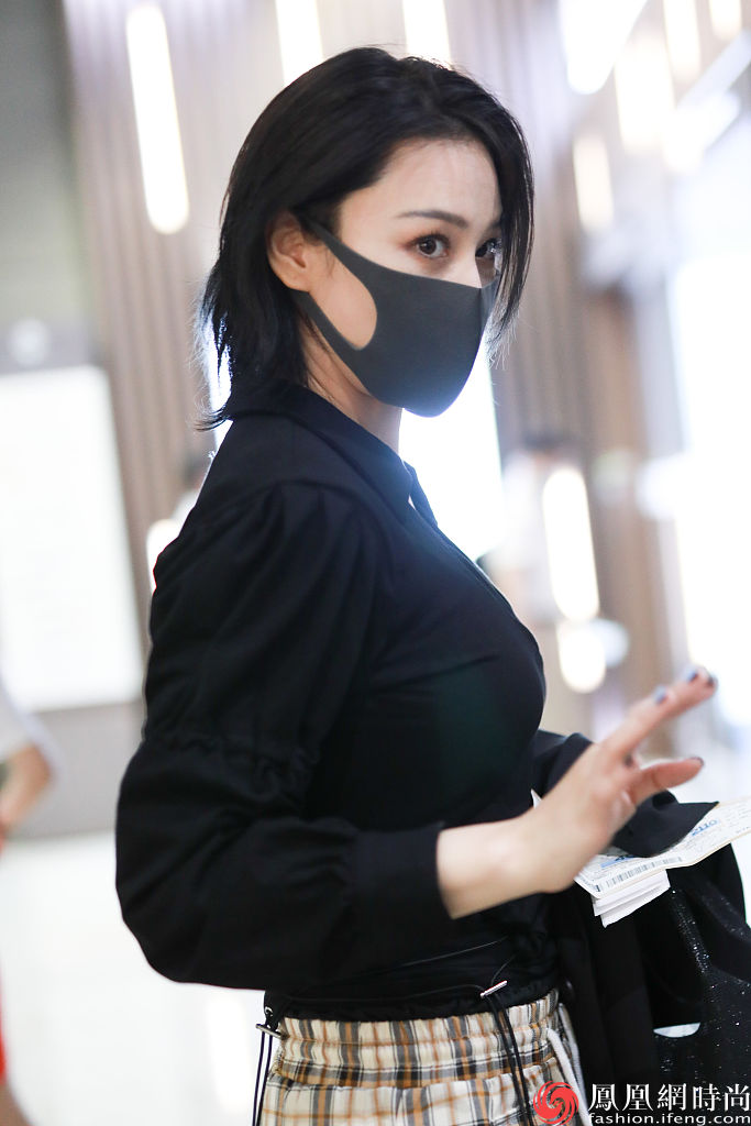 张馨予湿发睡衣风潮范十足手指镜头气场超a