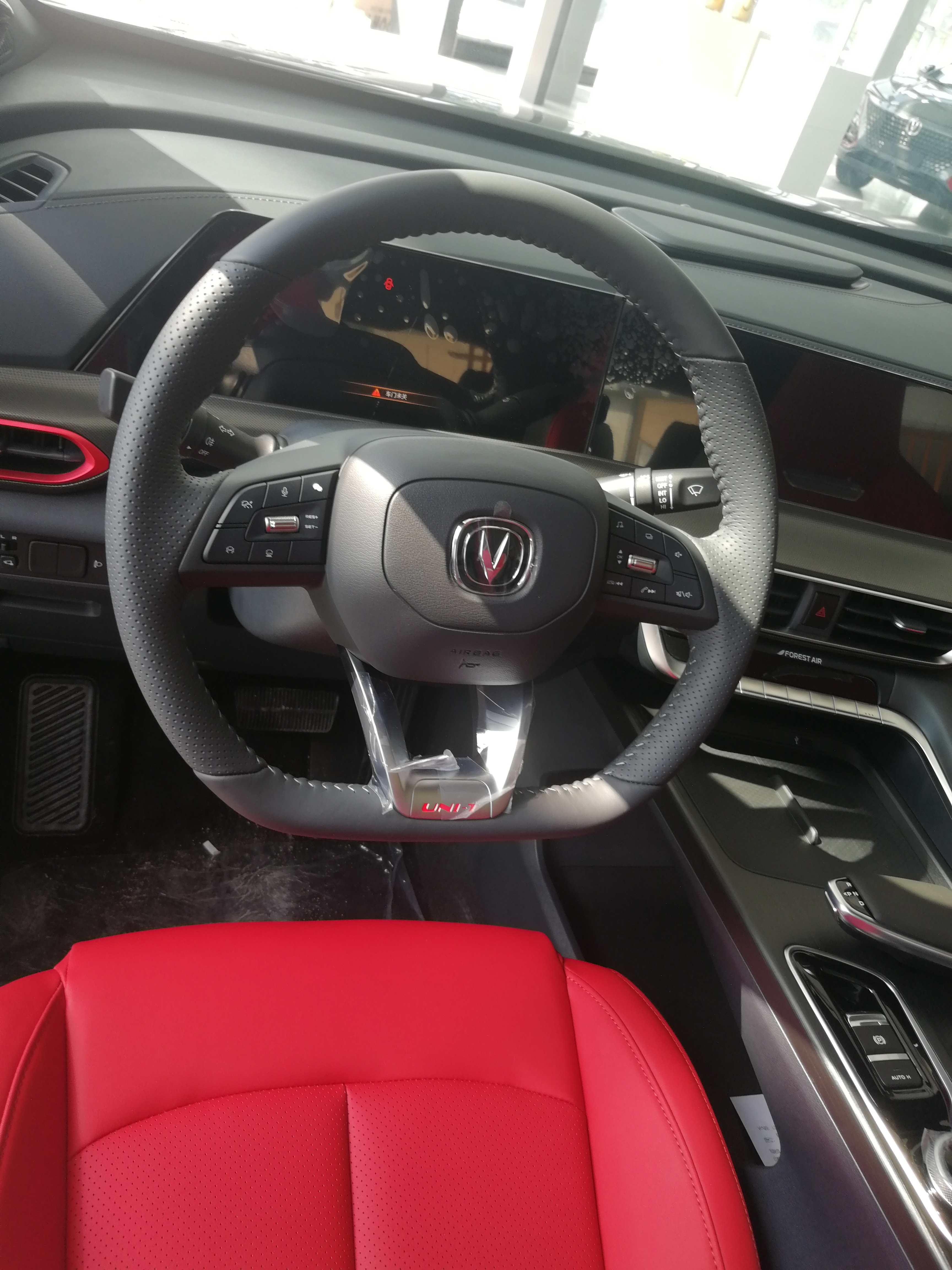 长安并没有为uni-t独立打造一套专属内饰,依然使用长安最新的家族式