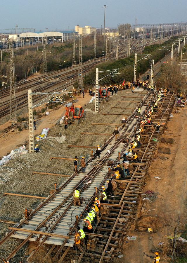 1月7日,中鐵七局的鐵路建設者在切割鋼軌.新華社發(韓正陽 攝)