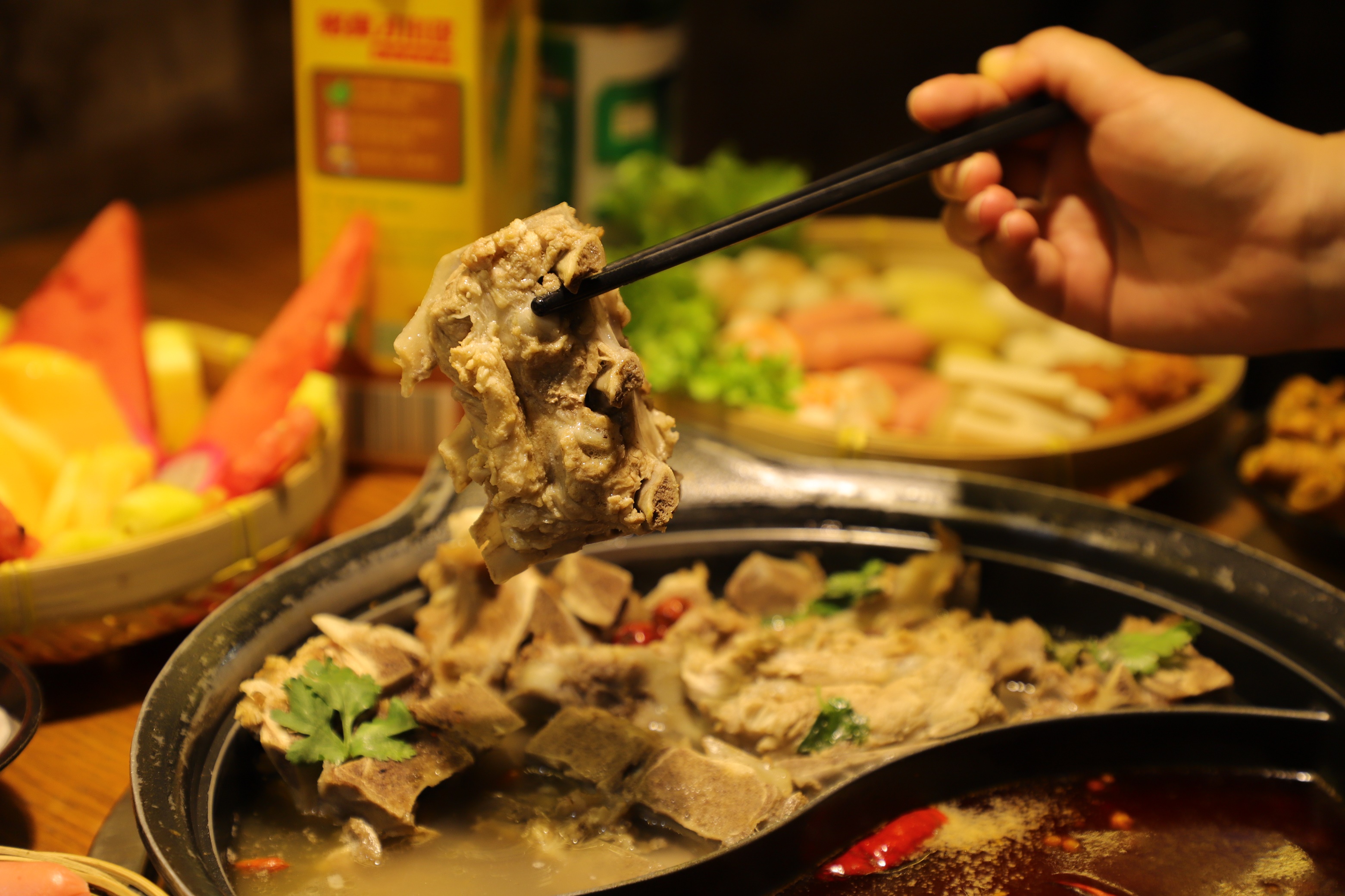 火遍全国的硬啃酱骨火锅好吃还不贵__凤凰网