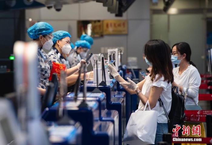 资料图:机场工作人员查验旅客健康码。中新社记者 侯宇 摄