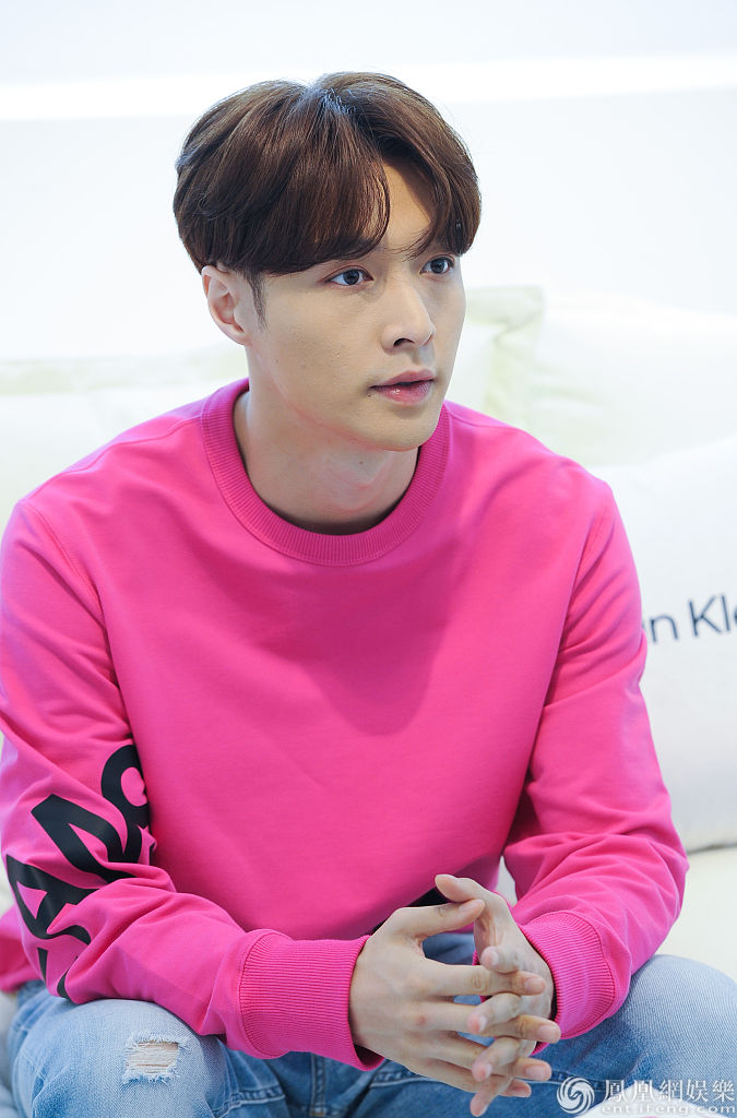 pinkboy张艺兴国庆帅气营业穿粉红色化身最亮的仔