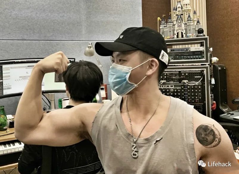 歌手杨和苏晒肌肉却被喷丁丁小国人对健身的误解惊到我了