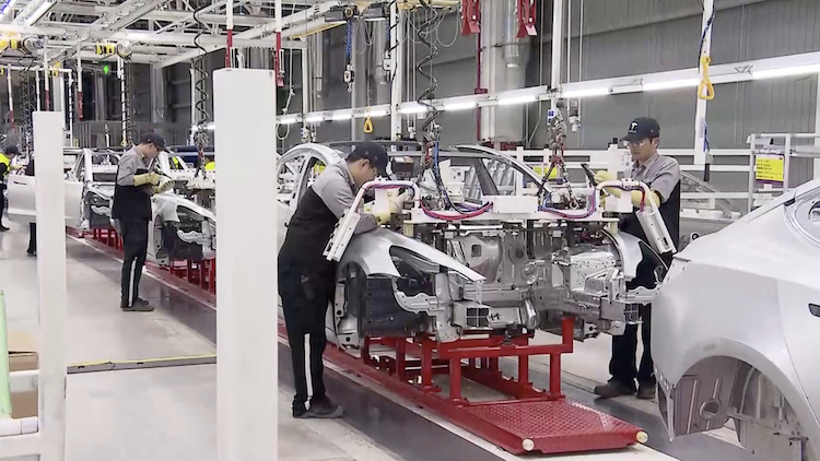 开工一周年之际 首批国产特斯拉Model 3交付