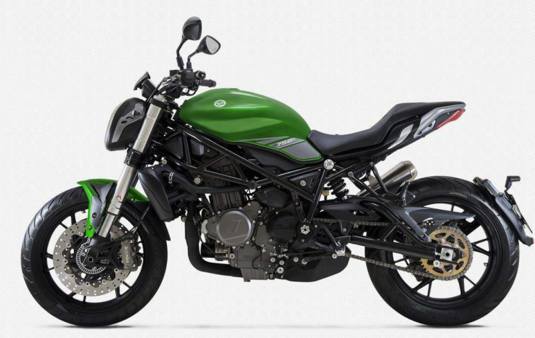 钱江750双缸adv实车照曝光,搭配倒叉,真空辐条轮灯配置