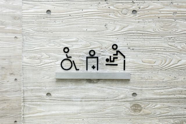 惠比寿公园公厕内部的标识，全部17个公厕都将使用统一的标识。
