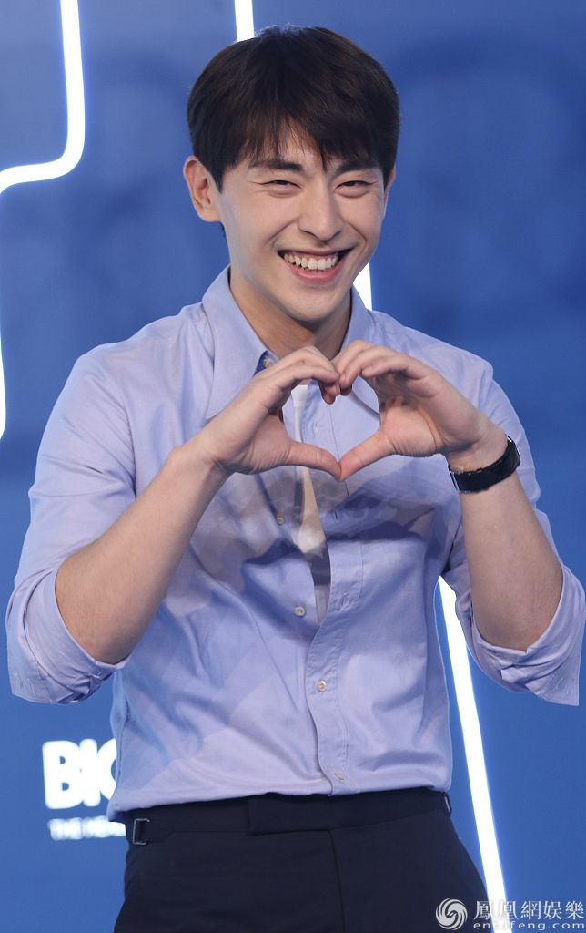 帅到犯规!邓伦穿衬衫长裤变校园学长 比心卖萌微笑满满治愈力