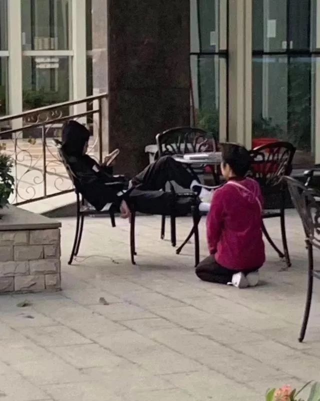 卓育英才母亲跪求孩子上学为了孩子懂事父母就可以无底线的卑微