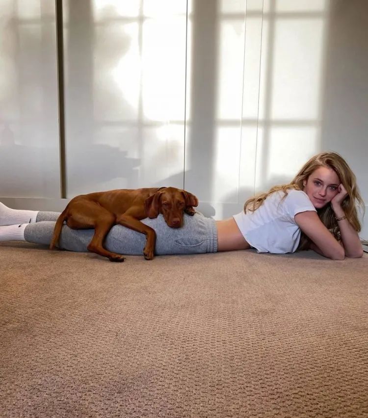 爱犬在乐福女友肚子上做瑜伽