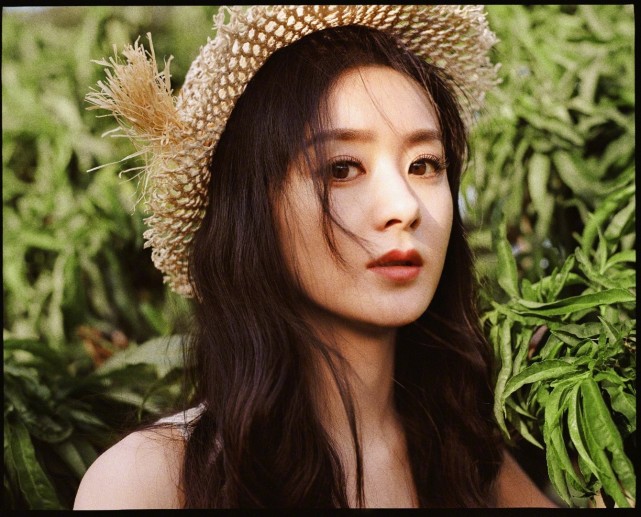 赵丽颖写真照曝光穿小雏菊连体裤配草帽宛如仙女灵气十足