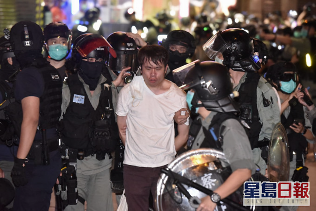 香港有人纵火闹事，反对派立法会议员邝俊宇被拘捕