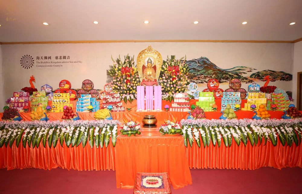 67在佛教中,为了表示对佛菩萨的恭敬和虔诚,常以种种物品供养佛,法