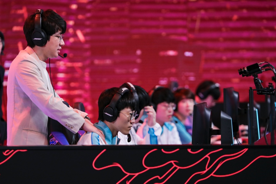 DWG战队的教练在和队员们交流。