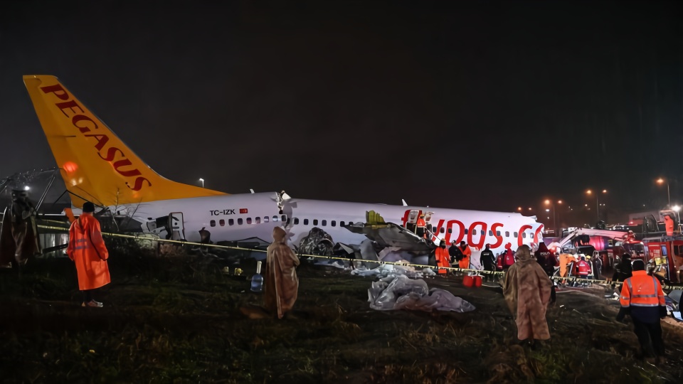 土耳其一飞机滑出跑道机身起火断成三截，4名中国公民受伤