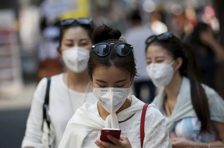 不过我觉得,一个很大的障碍是:人人脸上戴的口罩.