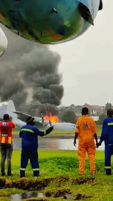 载60名南非维和军人飞机在刚果（金）坠机，机身起火