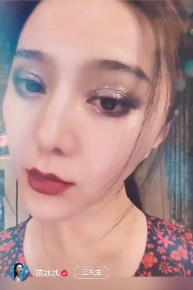 范冰冰素颜对镜捏鼻子刮黑头,间接力证纯天然