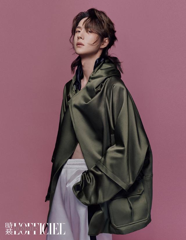 王一博时装男士封面大片身穿酷盖的造型独特魅力尽显绅士风范