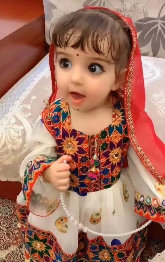 小女孩长得像"洋娃娃",被质疑整容,妈妈晒合照后,网友酸了