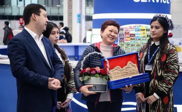 首位免签中国人抵达乌兹别克斯坦__凤凰网