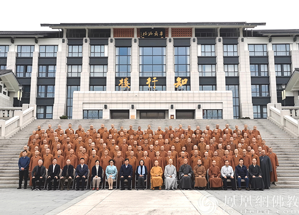 合影留念(图片来源:凤凰网佛教)